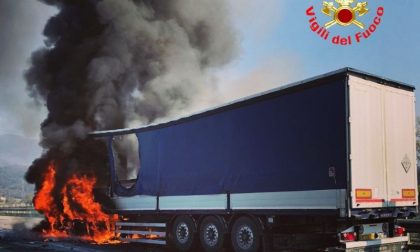 Schianto tra un'auto e un camion: un deceduto e Tir incendiato in sp510