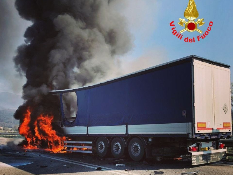 Schianto tra un’auto e un camion: un deceduto e Tir incendiato in sp510
