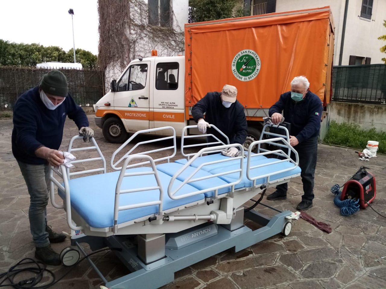 Letti all’ospedale grazie a un benefattore e agli alpini