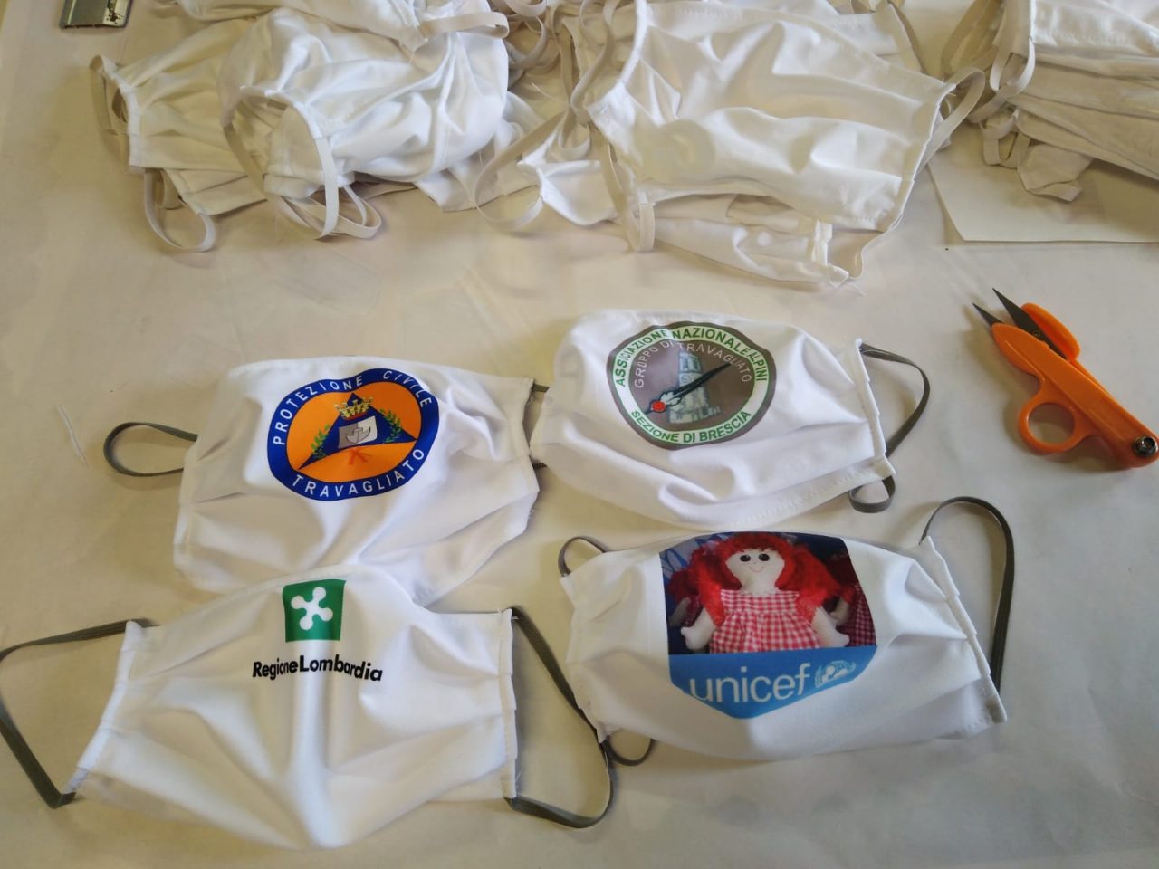 Mascherine protettive: a Travagliato le pigottaie di Unicef stanno cucendo migliaia di dispositivi
