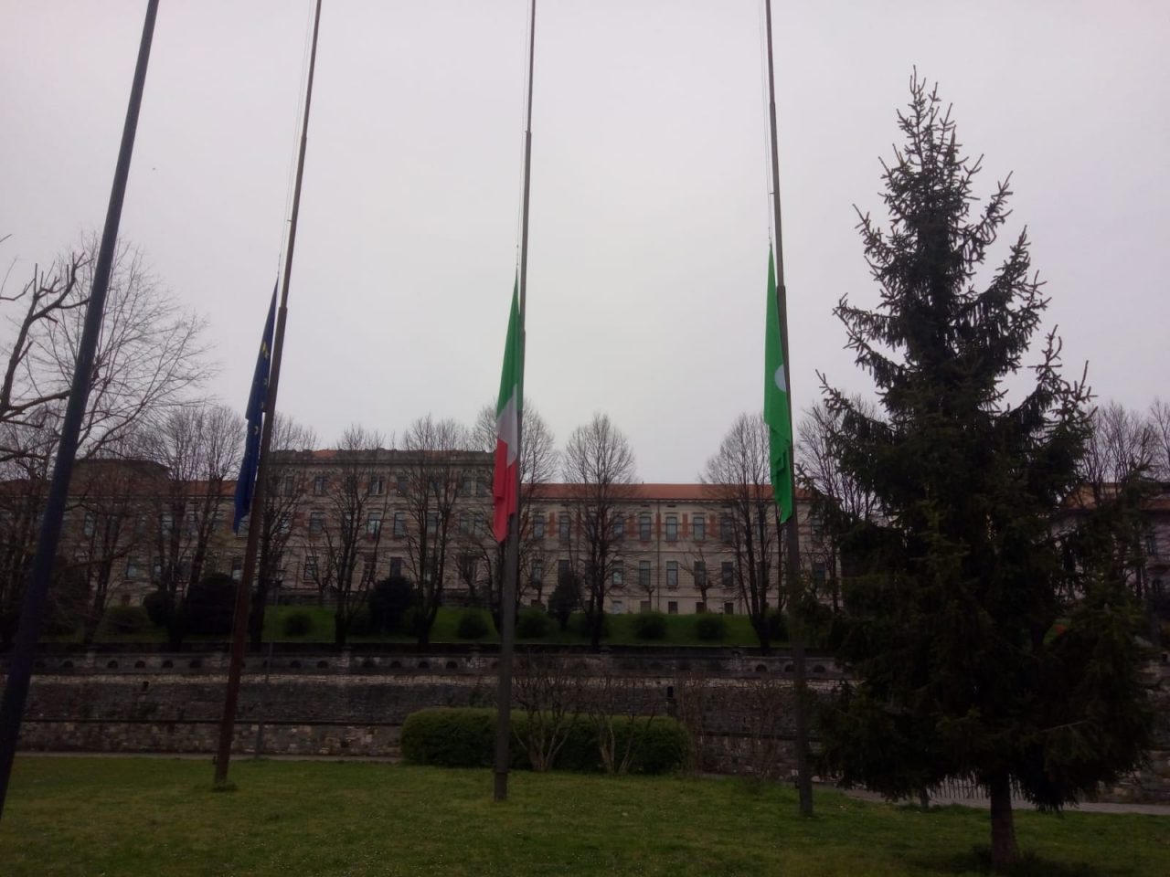 Coronavirus, bandiere a mezz’asta e un minuto di silenzio