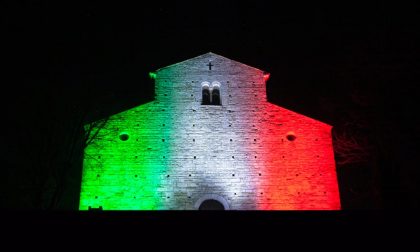 Coronavirus: a Montichiari la Pieve si accende con il tricolore per incoraggiare gli Italiani.