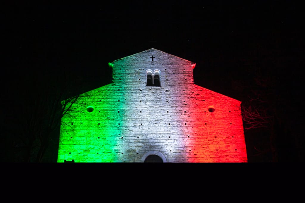 Coronavirus: a Montichiari la Pieve si accende con il tricolore per incoraggiare gli Italiani.