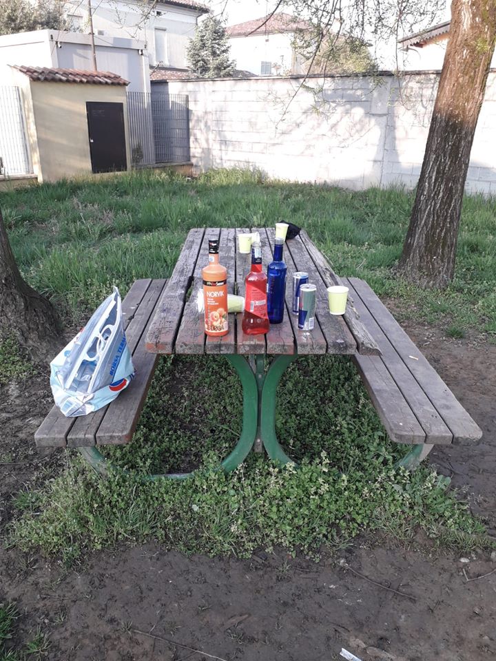 Coronavirus, festino al parco a base di alcolici: beccati