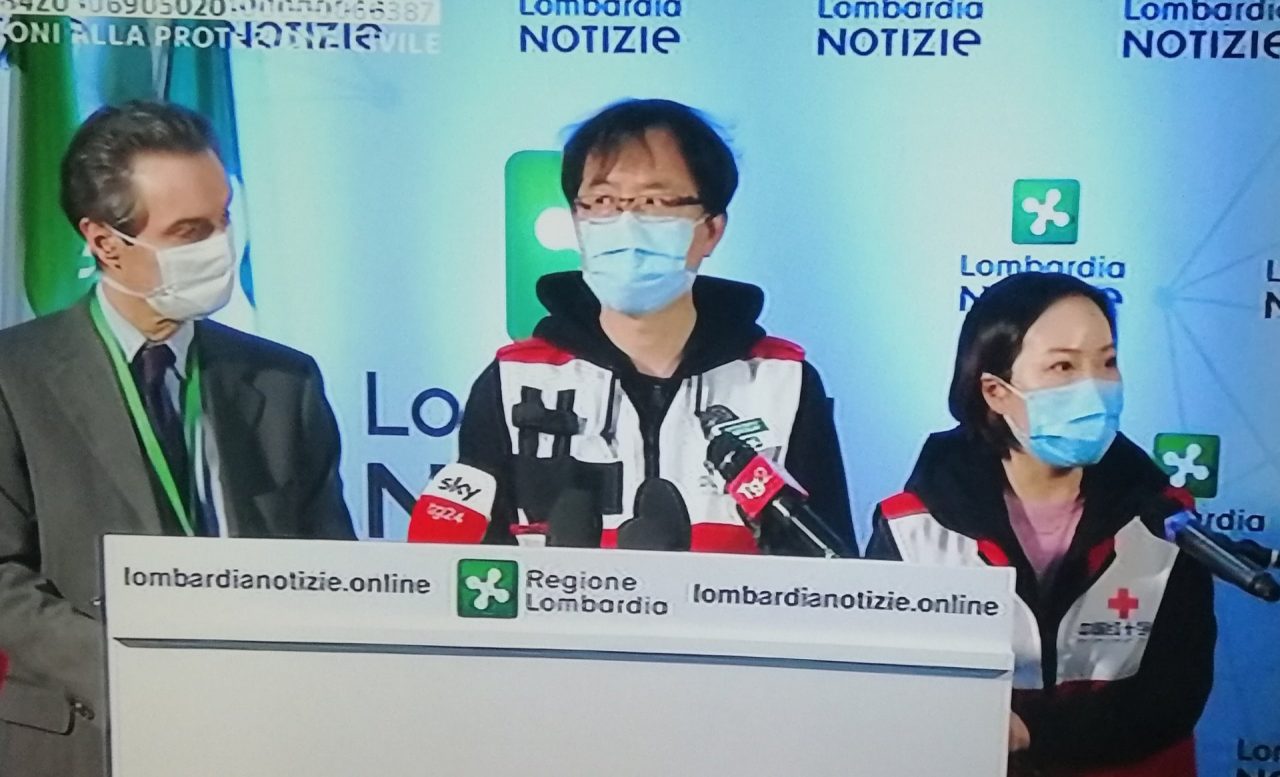 Coronavirus, Fontana e il vicepresidente della Croce Rossa cinese chiedono misure più restrittive: “Troppa gente in giro”