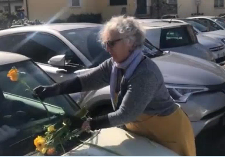 Coronavirus, fiori di speranza sulle automobili dei bedizzolesi