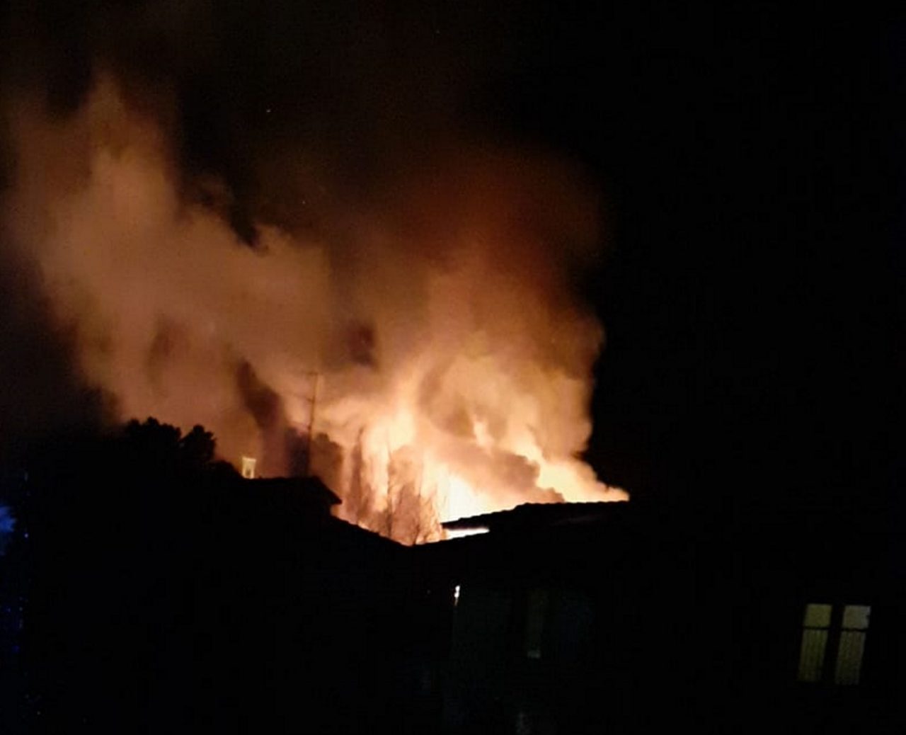 Spaventoso incendio in centro ad Adro