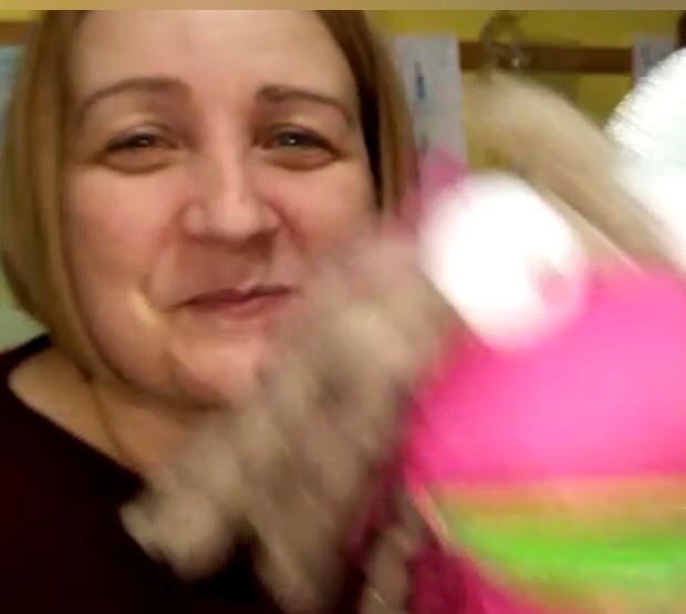 Cuori fucsia per la maestra Etele, l’Istituto comprensivo piange la 44enne