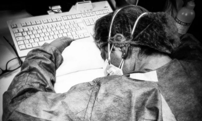 Infermiera sfinita a fine turno: la foto simbolo della lotta al Coronavirus