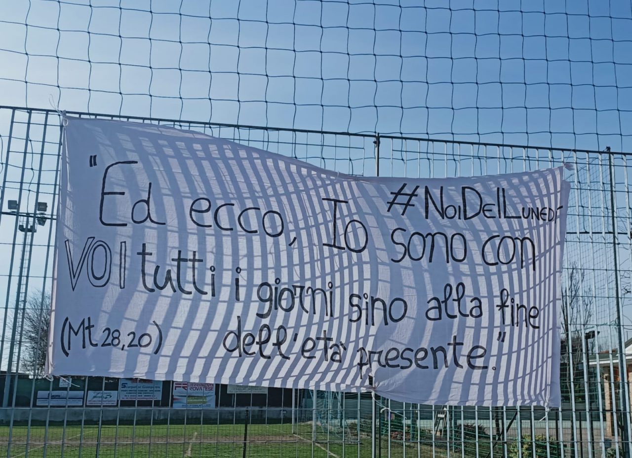 Coronavirus: la speranza nei foglietti colorati che tappezzano la città