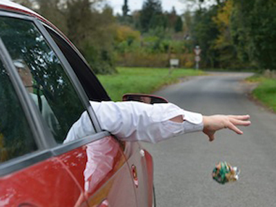 Getta la spazzatura dall’auto e viene beccato dalla videosorveglianza