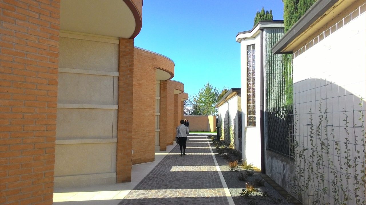 Riapre il cimitero di Urago: ingresso in ordine alfabetico