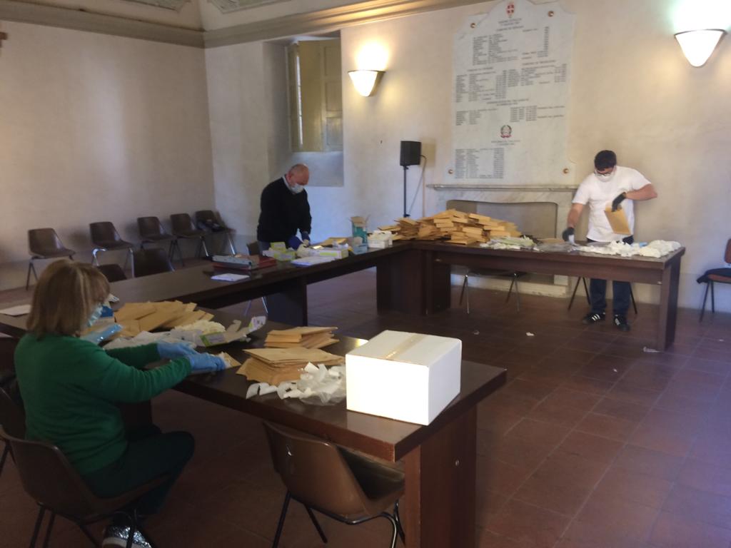 Dona mascherine e guanti a tutta la comunità di Offlaga