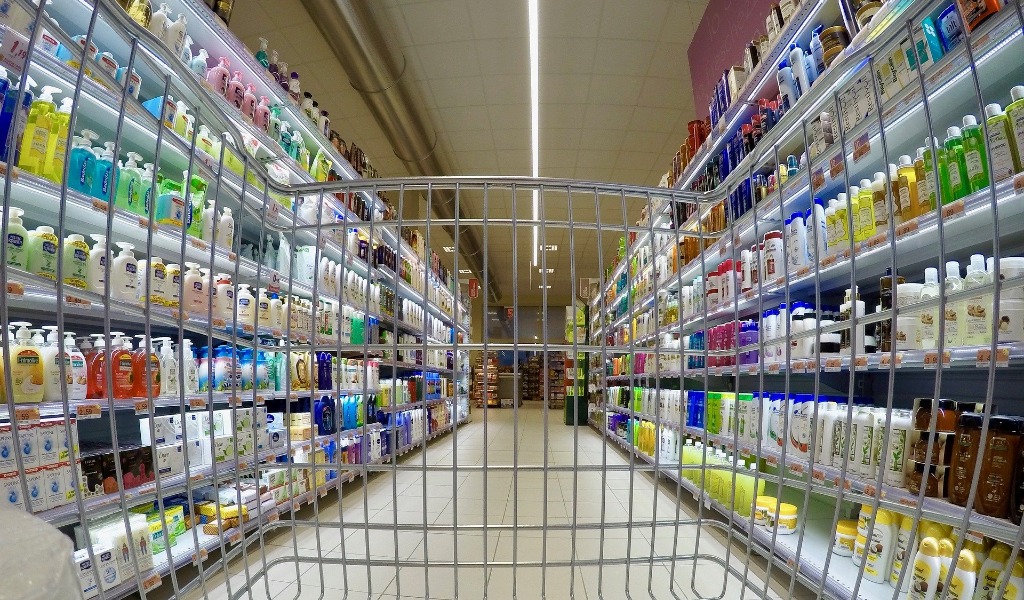 Scappano col carrello pieno di spesa da 400 euro: beccati dai carabinieri