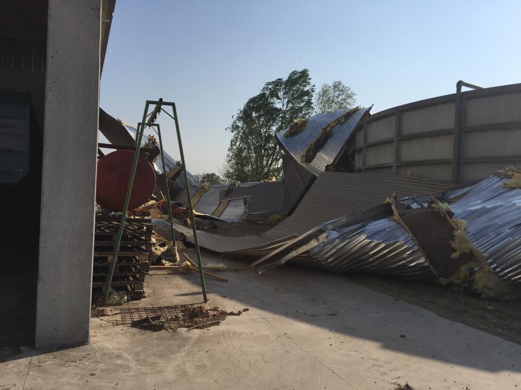 Il vento porta via il tetto della cascina, danni per 70mila euro