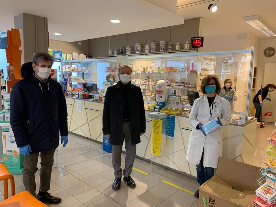 Donate più di 2mila mascherine alla farmacia di Iseo
