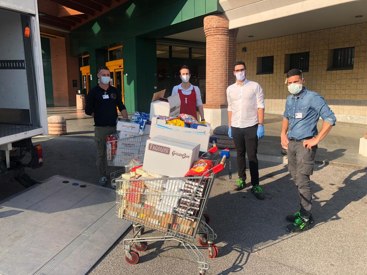 Italmark regala tre carrelli pieni all’ospedale di Chiari