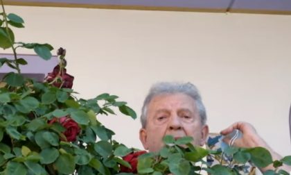 Aldo Busi, a Montichiari, canta Bella ciao VIDEO