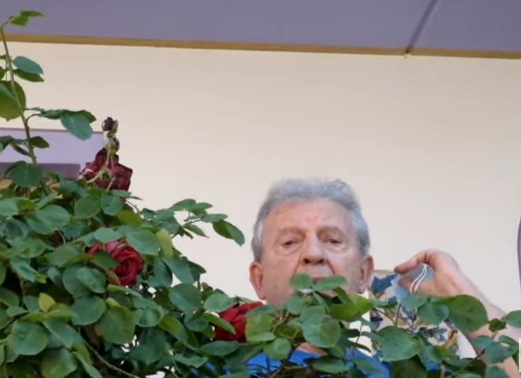 Aldo Busi, a Montichiari, canta Bella ciao VIDEO