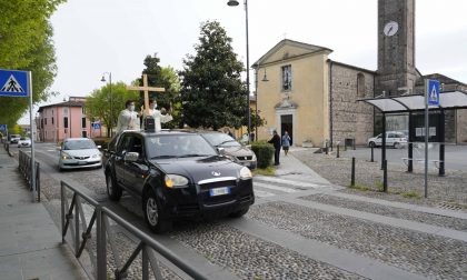 Montichiari, l'abate Cancarini percorre il paese in auto portando la benedizione ai cittadini