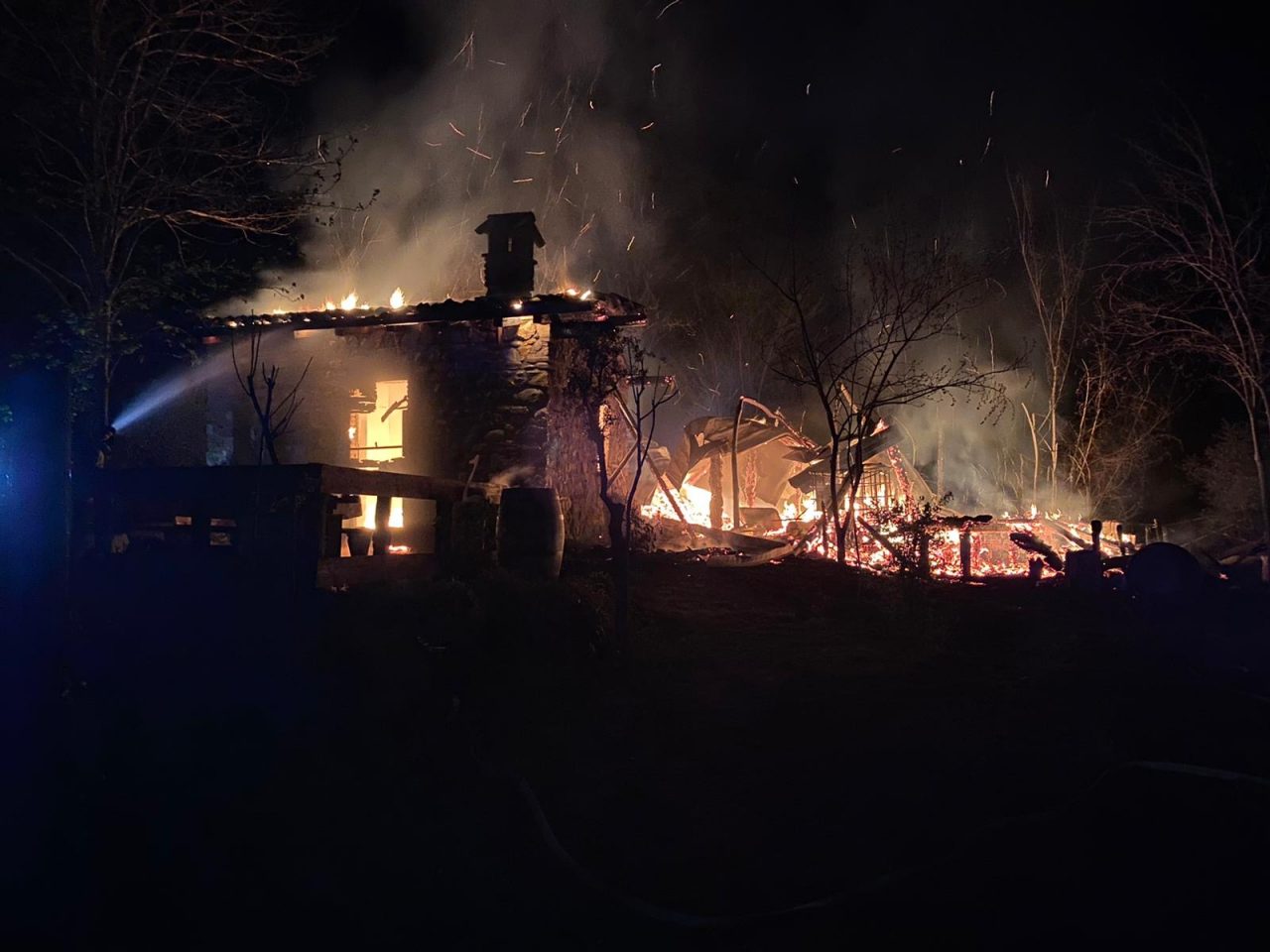 Cascina divorata dalle fiamme tra Adro e Corte Franca