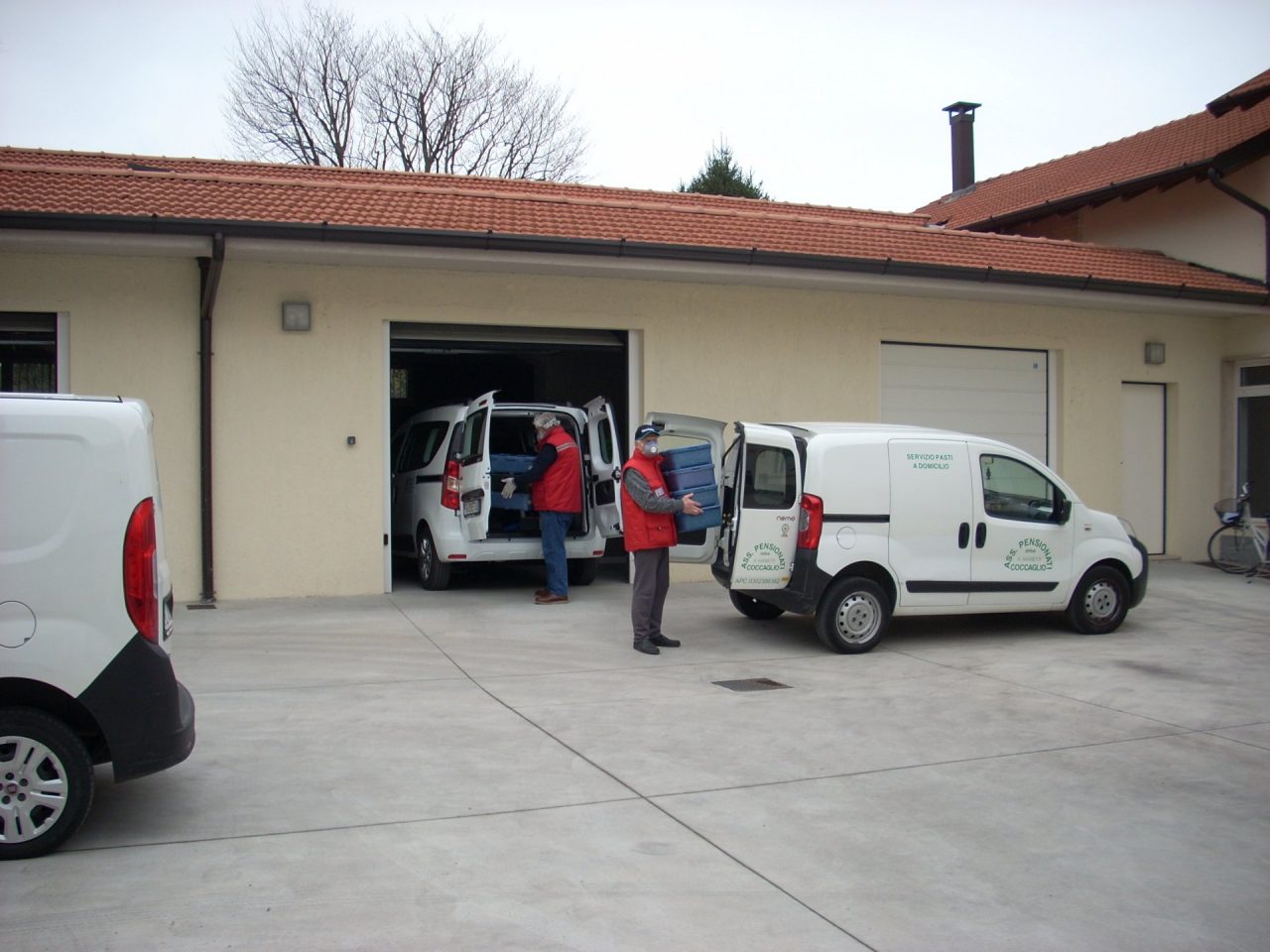 I pensionati “non temono” il virus e consegnano pasti a domicilio