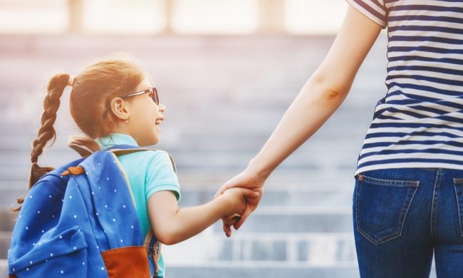 I genitori possono uscire con i figli. Ma per Gallera è un segnale pericoloso