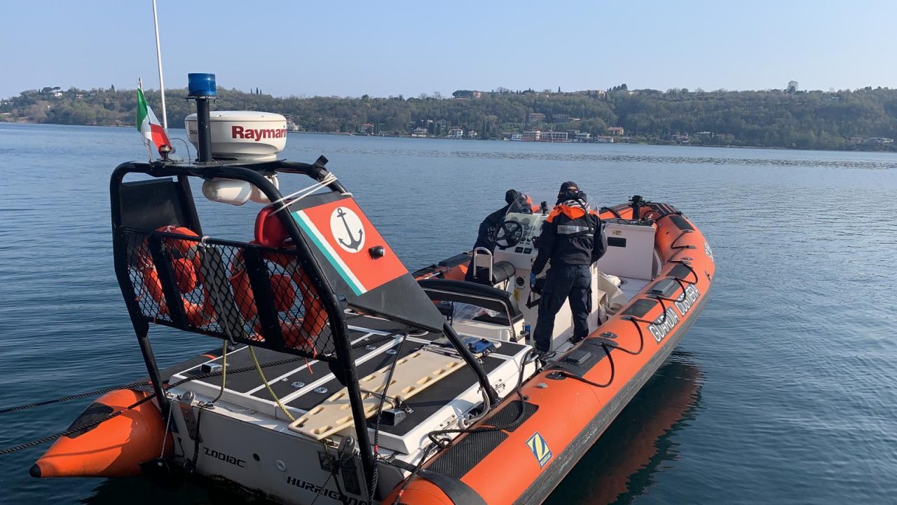 Carburante nel lago, scampato pericolo grazie alla Guardia Costiera