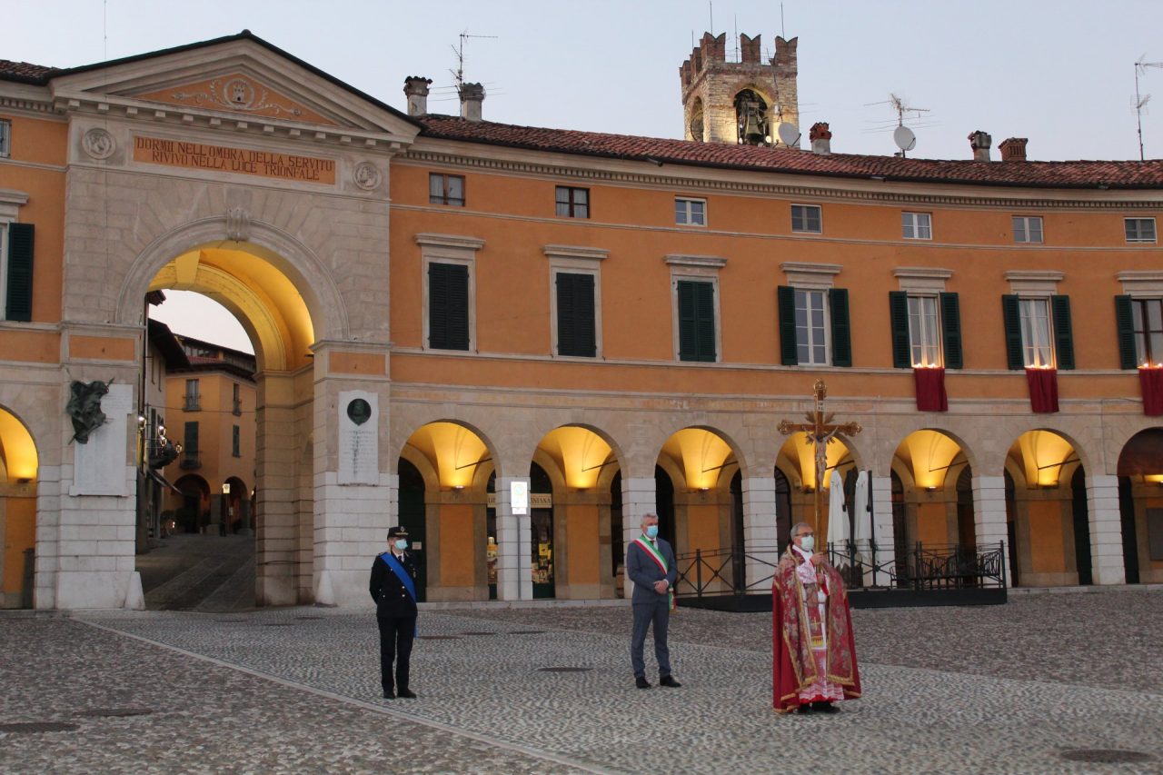 La Via Crucis nella città deserta VIDEO