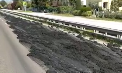 Desenzano, camion perde fanghi in tangenziale - VIDEO