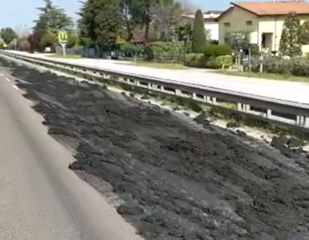 Desenzano, camion perde fanghi in tangenziale – VIDEO