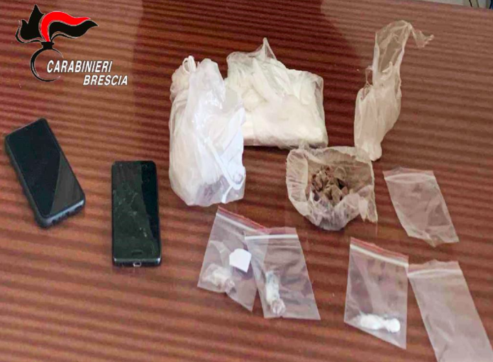 Gambara a spasso con la droga da spacciare