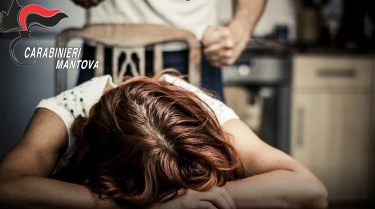 Picchia la compagna con l’ombrello, denunciato un 57enne