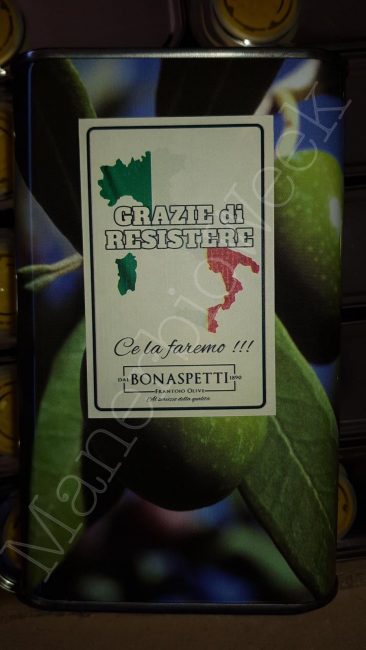 Una delle latte da mezzo litro di olio donate dal frantoio Eredi Carlo Bonaspetti donato all'AAT 118 Brescia con la scritta "Grazie di Resistere"