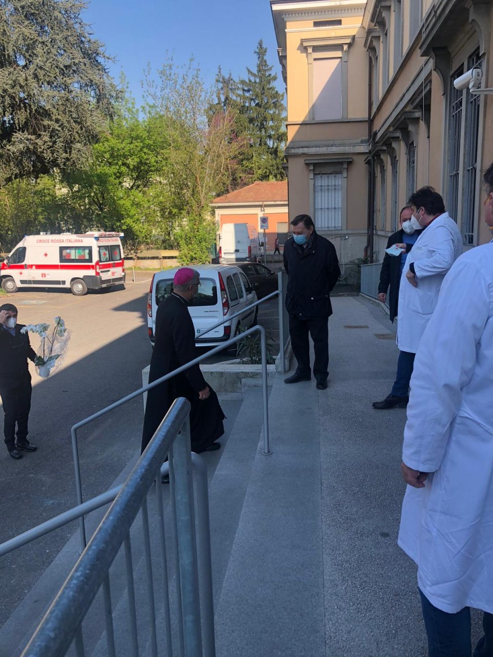 Emergenza Coronavirus: vescovo Tremolada in visita all’ospedale di Chiari VIDEO