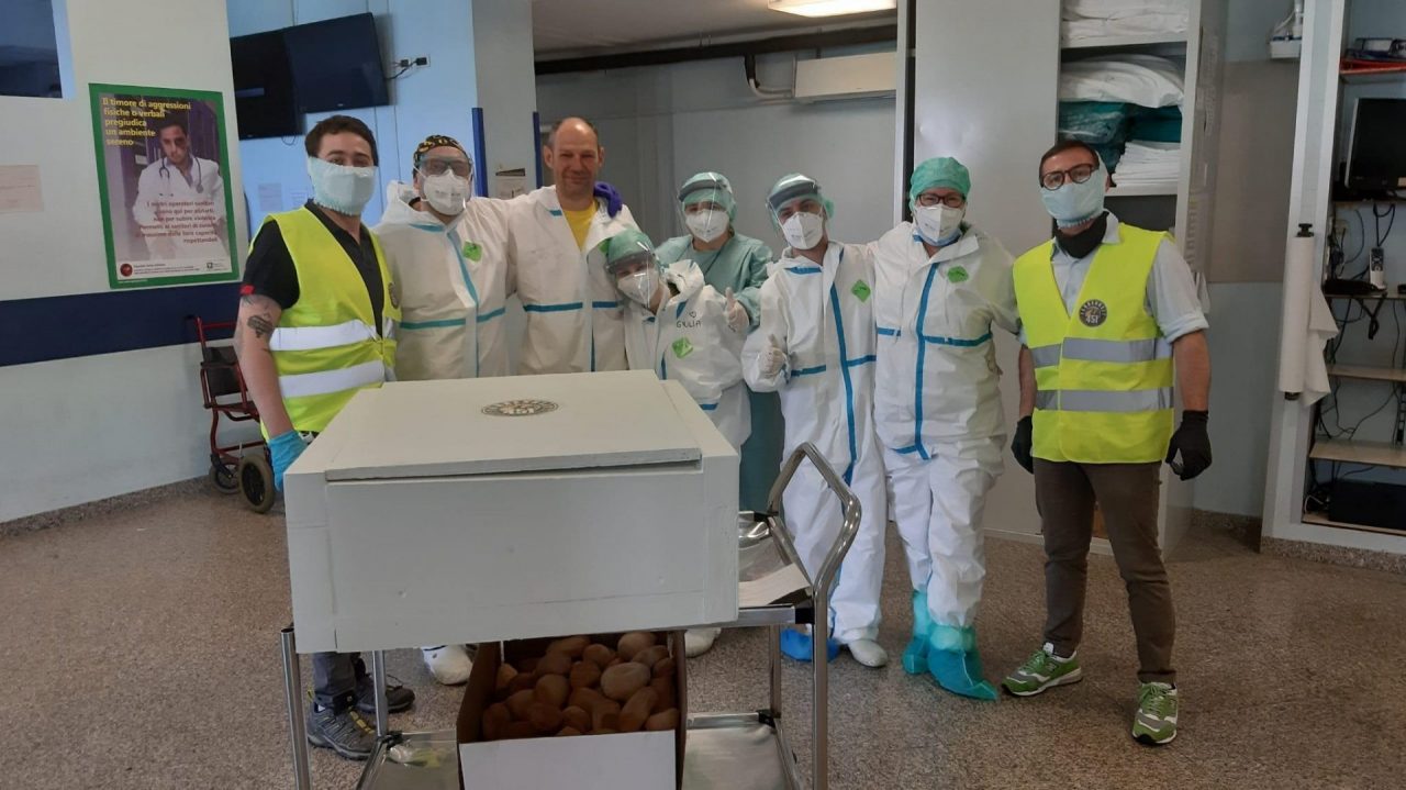 Uno spiedo per medici e infermieri degli Spedali Civili