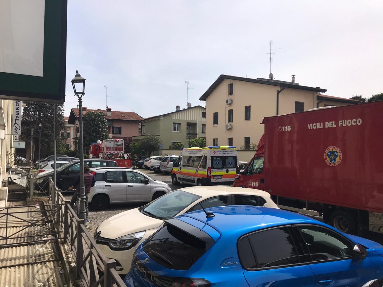 Vigili del fuoco in azione a Chiari: soccorso a persona in viale Mellini GALLERY