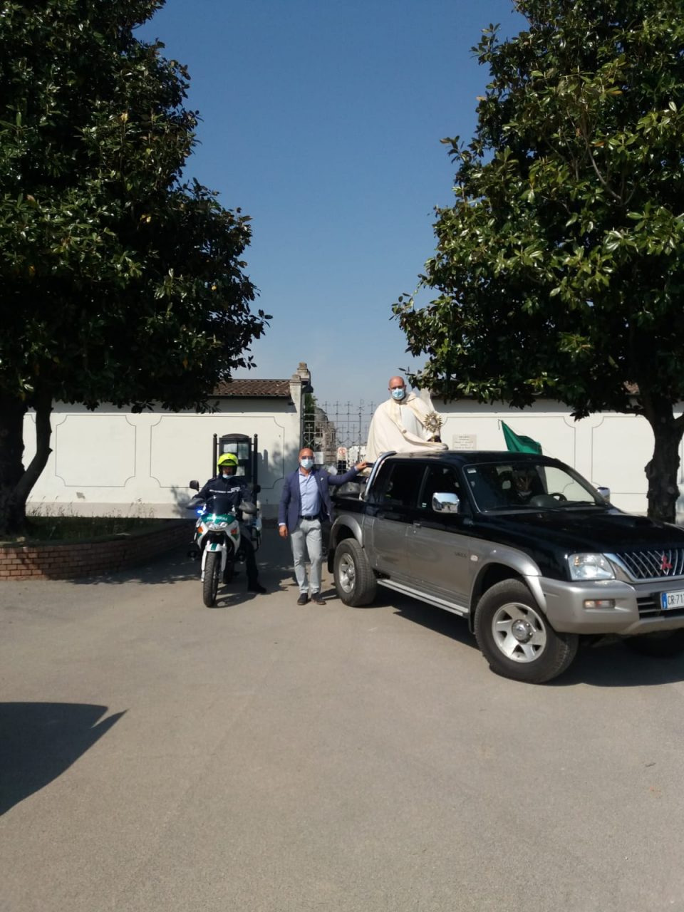 Padre Abramo benedice la comunità di Milzano