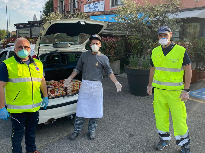 Pizze in dono a Polizia, volontari e personale dell’ospedale di Iseo