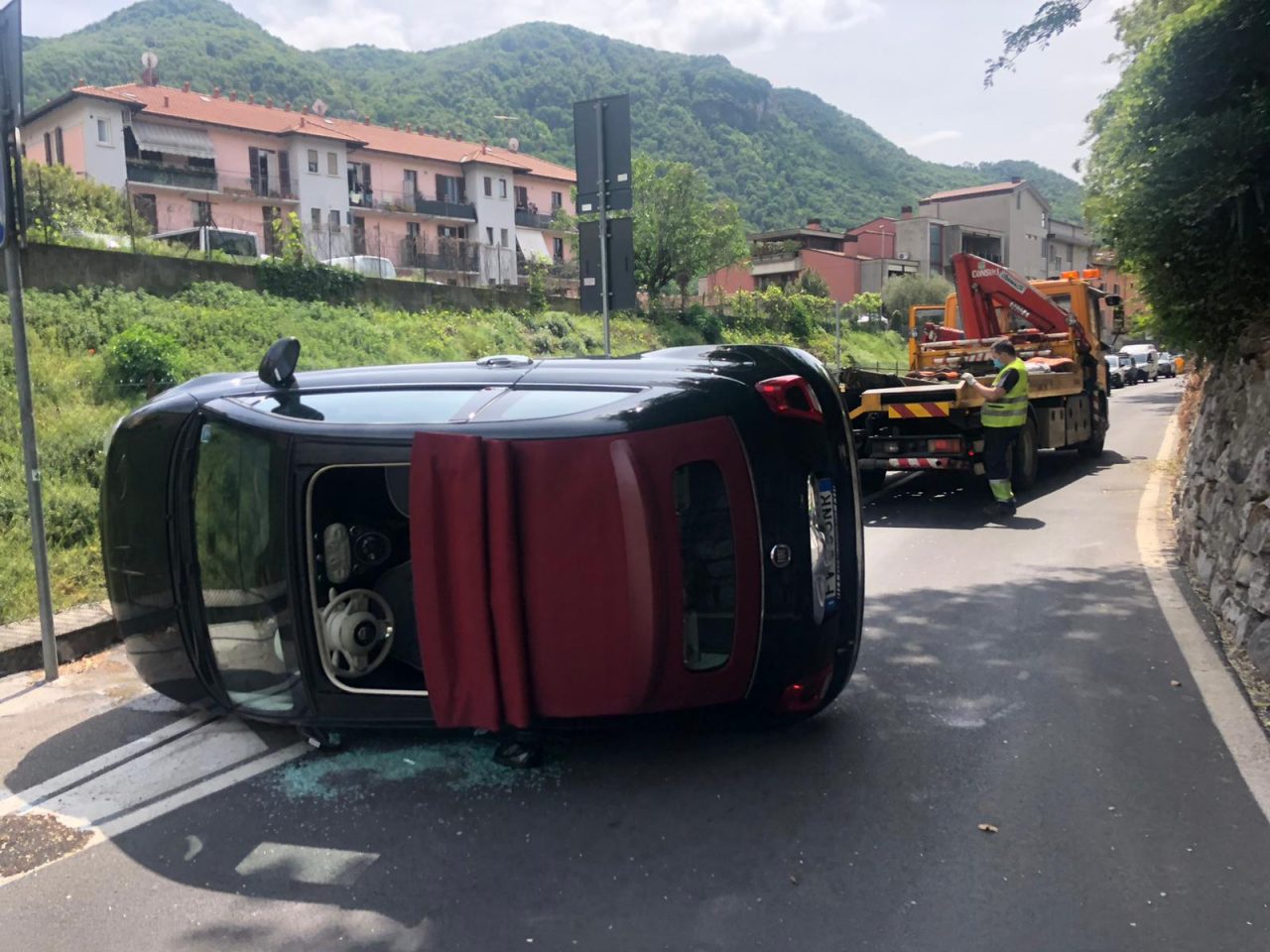 Auto si ribalta a Iseo: paura per una 46enne, ma ferite lievi