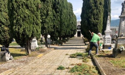 Cimiteri chiusi: a Castegnato i volontari si prendono cura dei defunti