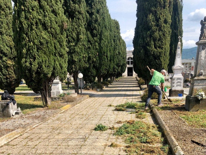 Cimiteri chiusi: a Castegnato i volontari si prendono cura dei defunti