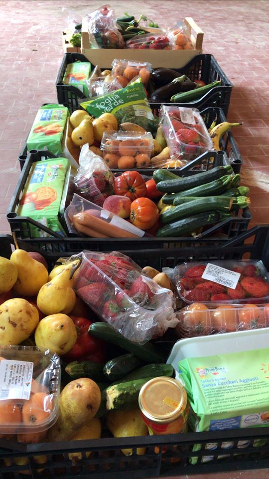 Cassette di alimentari per chi ha bisogno di mangiare