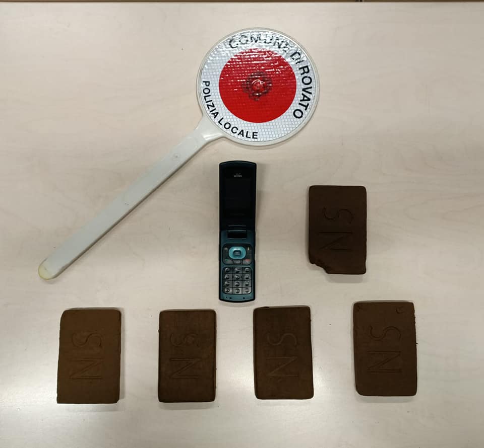 Tenta di investire due agenti: in auto aveva mezzo chilo di hashish