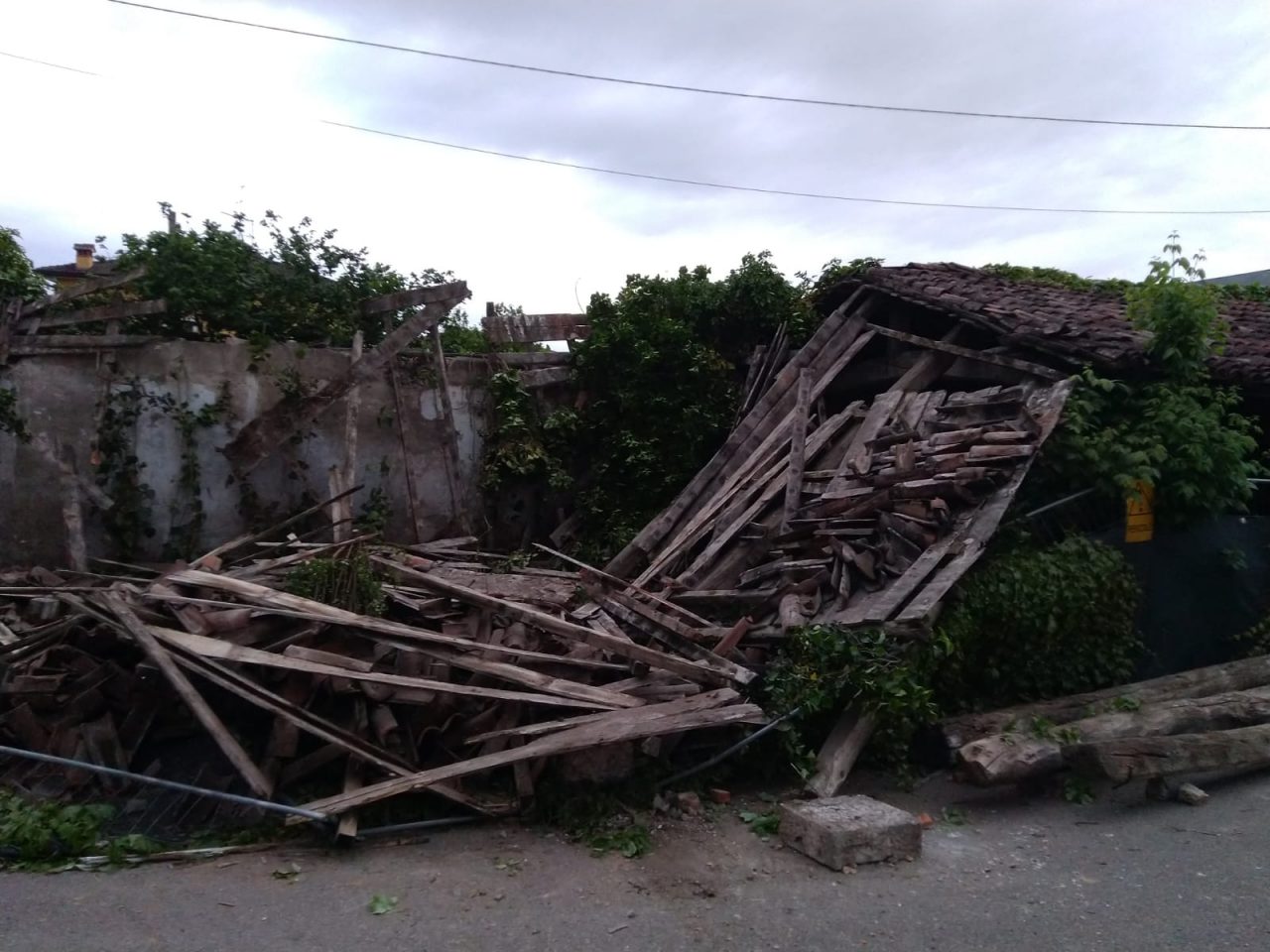 Crollato il porticato della chiesa della Santissima