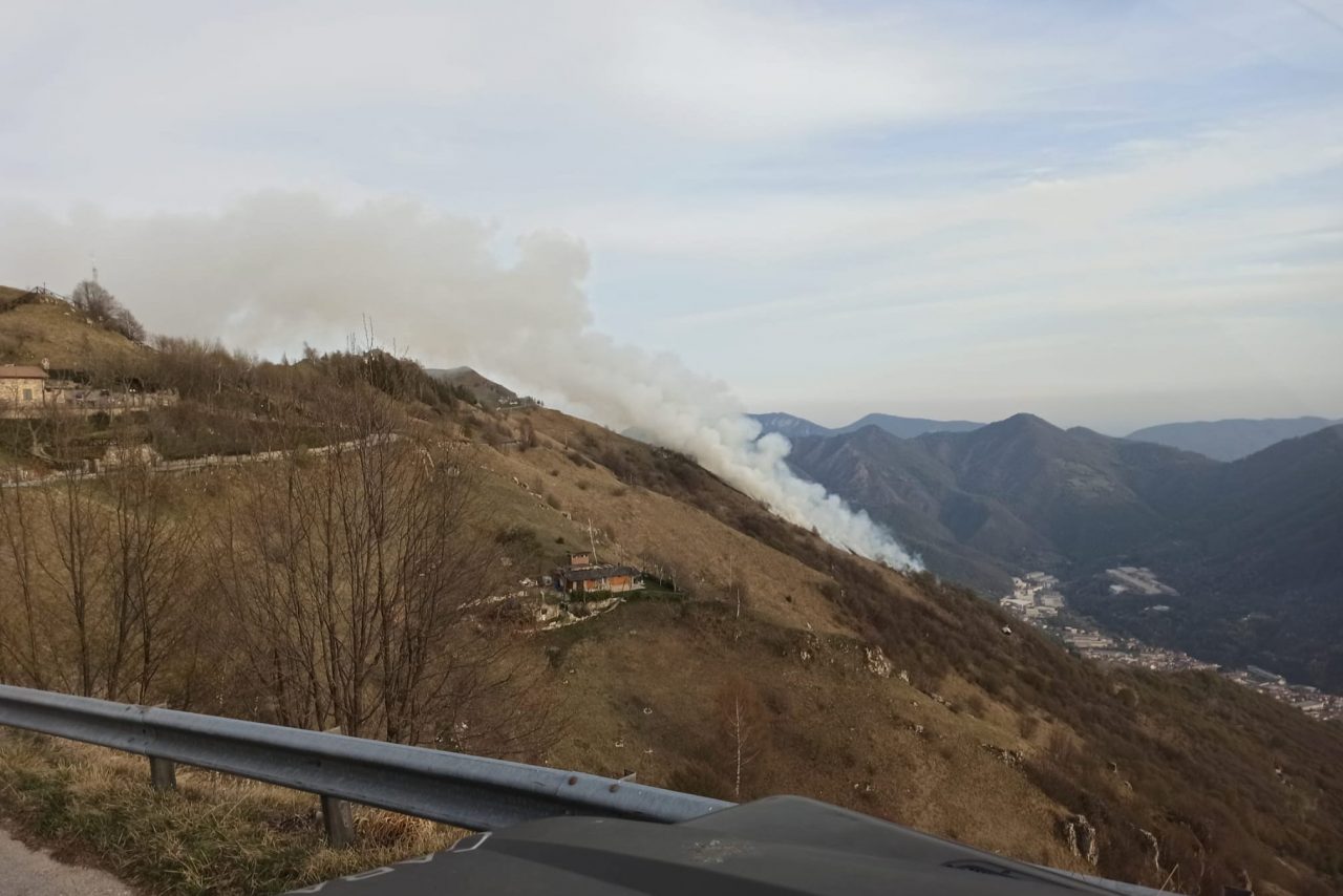 Viola il divieto di restare in casa e da fuoco ad un bosco: denunciato 46enne bresciano