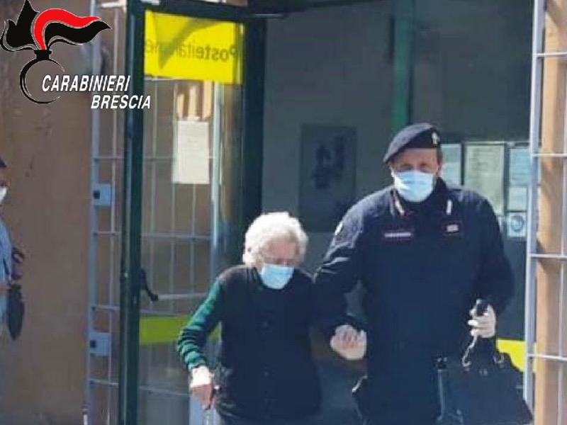 Manerba: i Carabinieri accompagnano una centenaria a ritirare la pensione