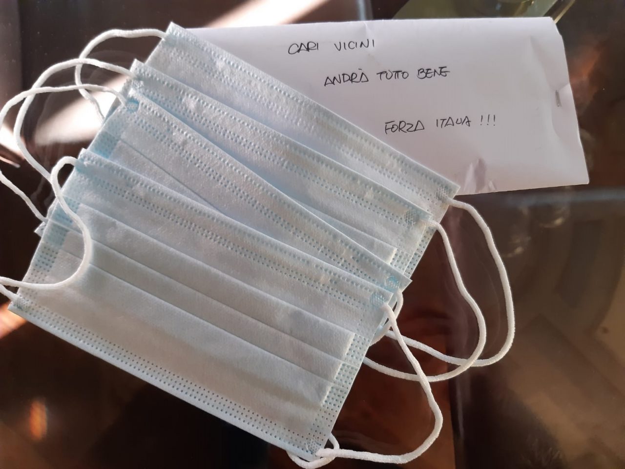 Benefattore anonimo dona mascherine ai vicini