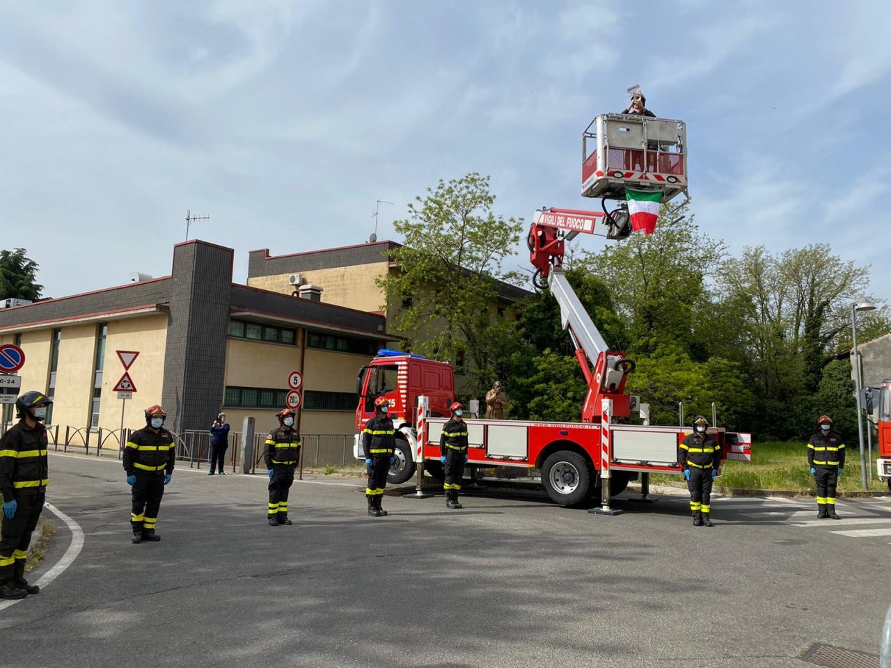 Vigili del fuoco in prima linea: davanti all’ospedale di Chiari per dire “grazie”