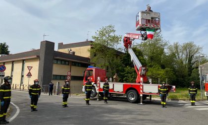 Vigili del fuoco in prima linea: davanti all’ospedale di Chiari per dire “grazie”